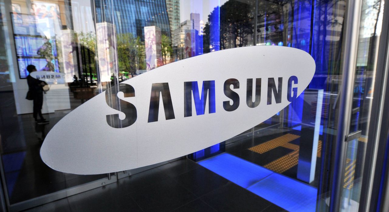 Компания Samsung запатентовала гибкий шарнирный смартфон
