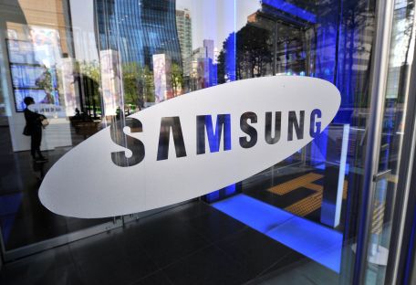 Компания Samsung запатентовала гибкий шарнирный смартфон