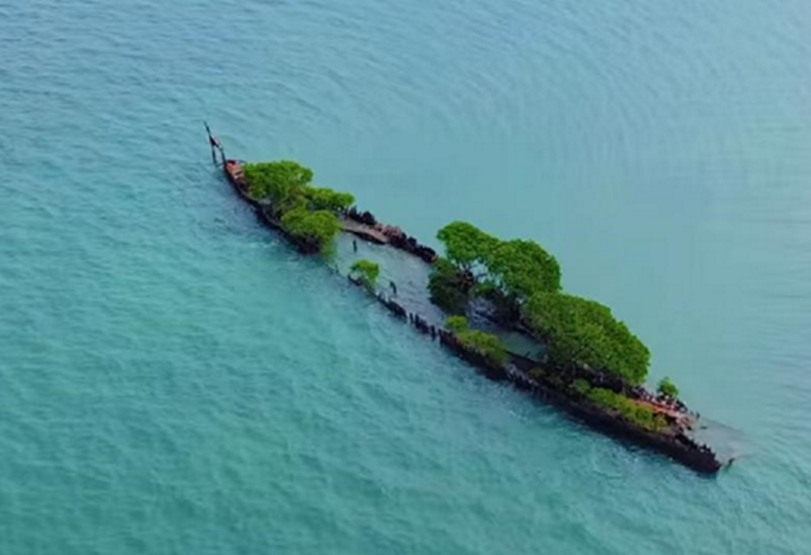 В Австралии севший на мель столетний пароход превратился в остров - фото 1