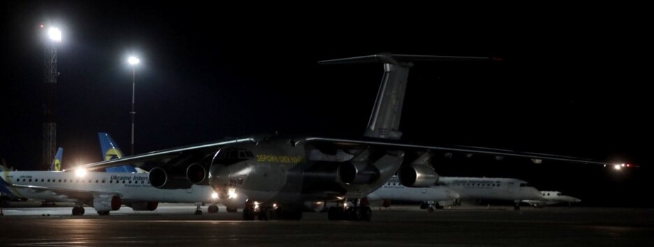 Самолет с тестами и масками из Китая прибыл в Украину - фото