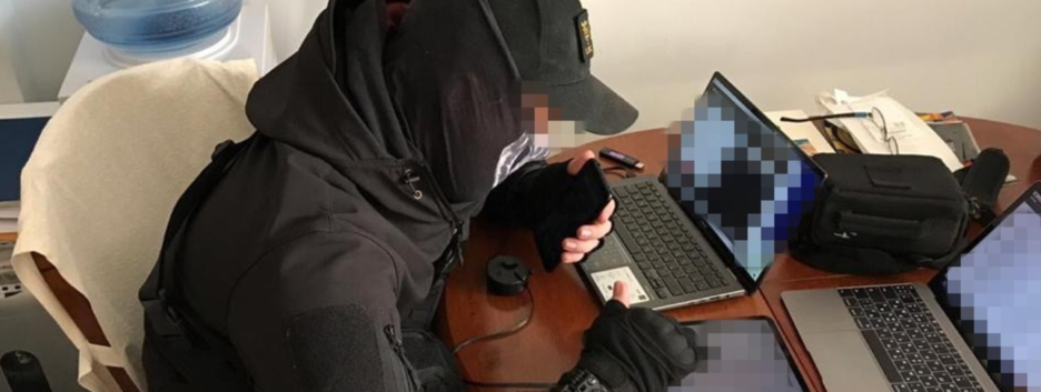 Топ-чиновника одного из министерств поймали на незаконной передаче секретных документов - фото