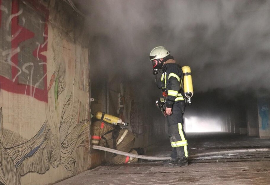 Сильный пожар в Киеве обесточил десятки домов, ТРЦ и гостиницу - фото, видео - фото 1