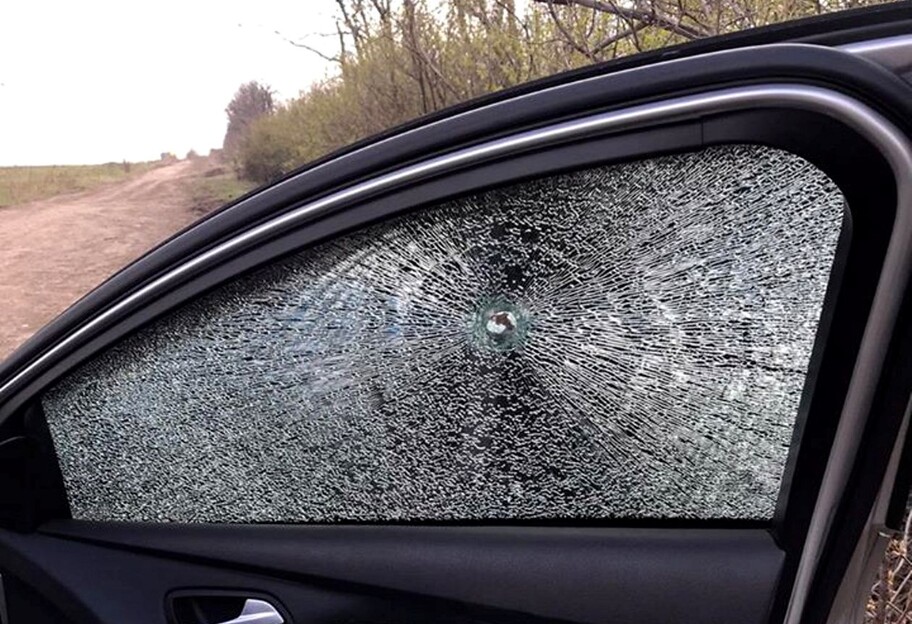 Война на Донбассе - боевики обстреляли автомобиль с журналистами - фото - фото 1
