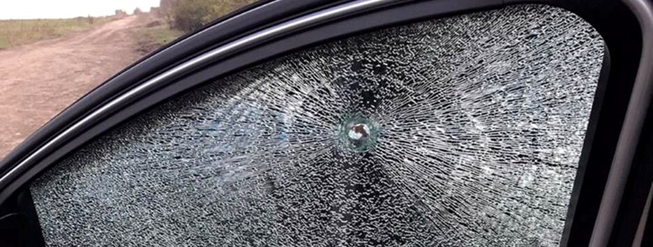 Боевики на Донбассе с помощью беспилотника обстреляли автомобиль с журналистами - фото