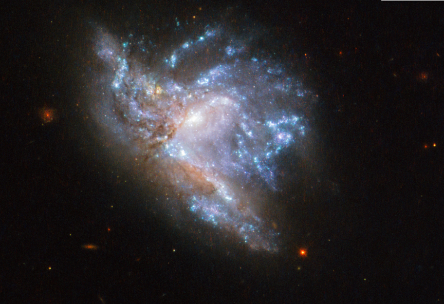 Результат столкновения двух галактик: астрофизикам удалось сфотографировать аномалию в космосе - фото 1