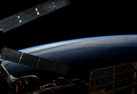 «Напоминает летящую звезду»: NASA показало, как МКС вращается вокруг Земли - видео