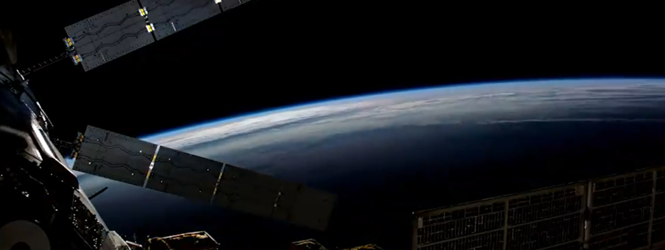 «Напоминает летящую звезду»: NASA показало, как МКС вращается вокруг Земли - видео