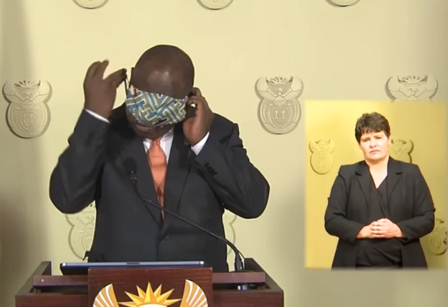 Президент ЮАР решил надеть маску в прямом эфире и оконфузился - видео - фото 1