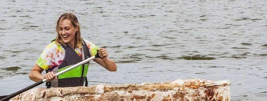 Американка вырастила лодку из грибов и катается на ней - фото