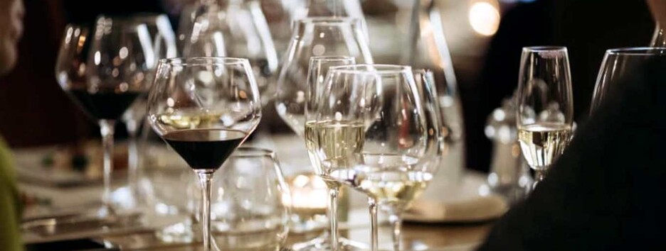 Новый «карантинный скандал»: нардепов «Слуги народа» заметили в известном ресторане - фото