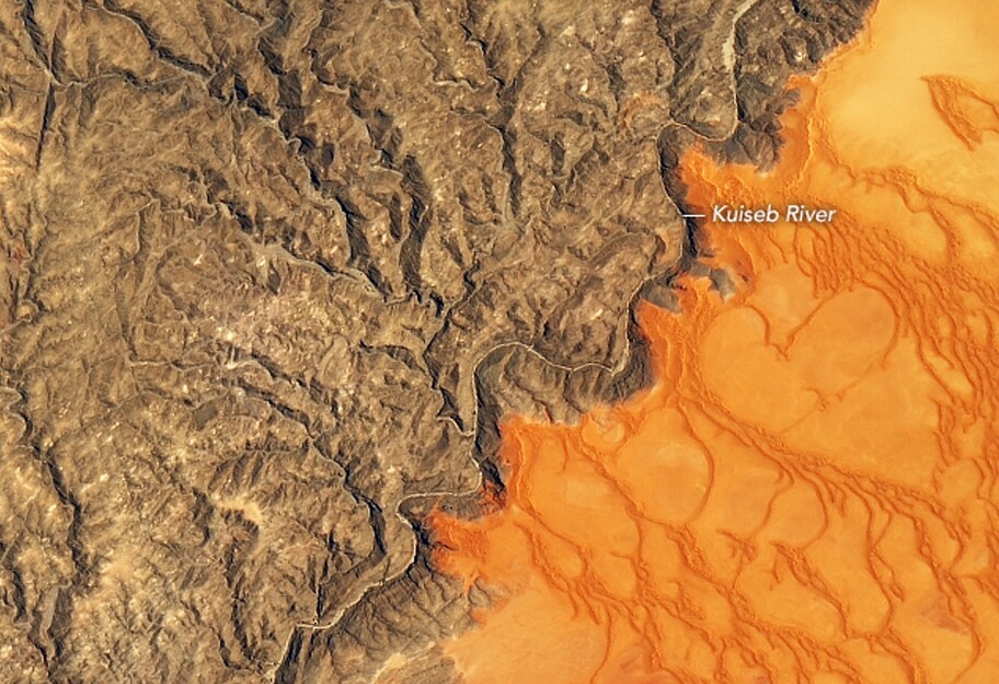 Впечатляющие кадры - в NASA выбрали лучший снимок Земли - фото - фото 1