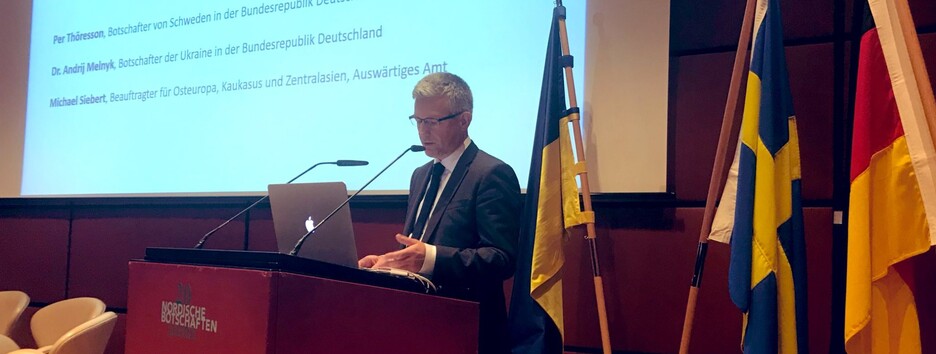 «Своеобразное пари»: украинский посол решил поспорить с экс-канцлером Германии