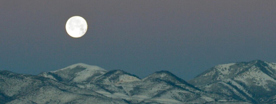 Последнее Суперлуние года: над Землей взошла «цветочная» Луна - фото, видео