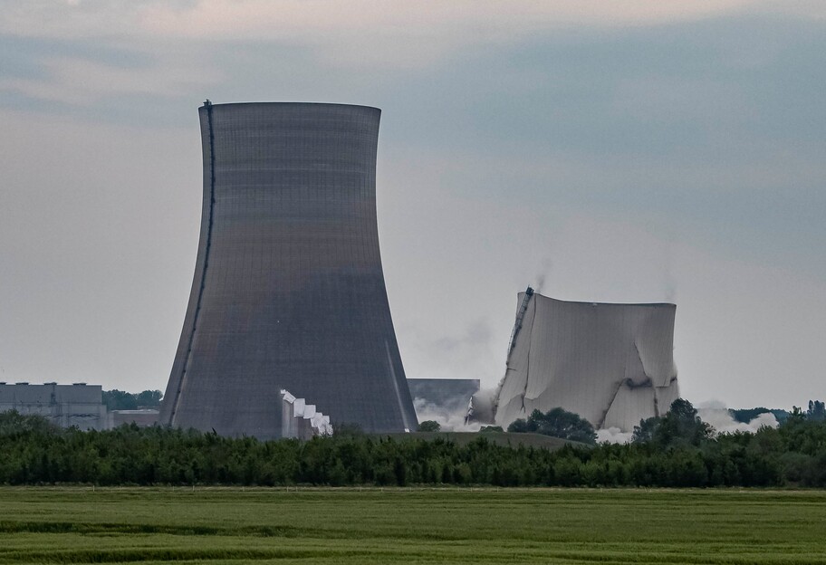 В Германии зрелищно взорвали две башни АЭС - фото, видео - фото 1