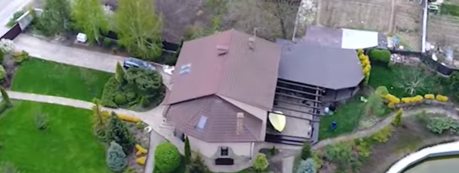 «Тайный» особняк с озером и лесом: у главы СБУ обнаружили дом-призрак - фото, видео