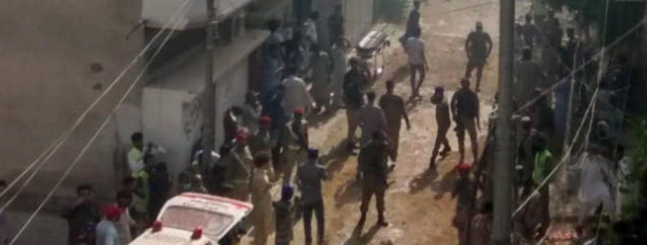 Крушение самолета в Пакистане: лайнер рухнул в жилой зоне, более сотни человек погибли – фото, видео