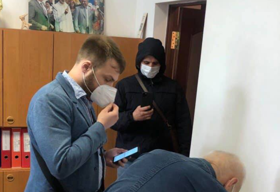 «Вынесли прямо из музея»: ГБР арестовало частную коллекцию картин Порошенко - фото - фото 1