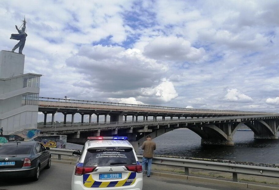 ЧП на мосту Метро - мужчина угрожал устроить взрыв, его задержали - фото, видео - фото 1
