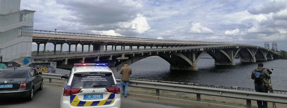 ЧП на мосту Метро: мужчина угрожал устроить взрыв, его задержали - фото, видео