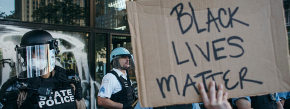 Убийство, «взорвавшее» США: Twitter удалил скандальный пост Трампа, а прокуратура нашла «чужих» в протестах