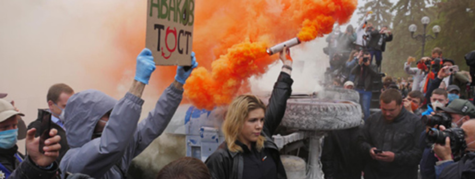 Самоподжог и сгоревший «бобик»: под Радой прошел митинг за отставку Авакова – фото, видео