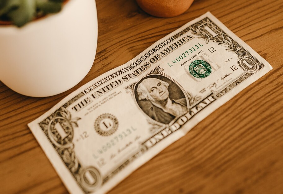 НБУ укрепил курс гривни к доллару - фото 1