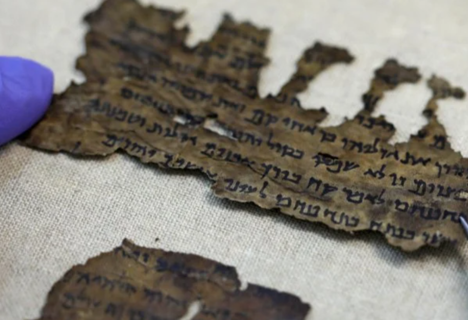 Таинственная находка: археологи обнаружили свитки с текстами неизвестного происхождения - фото 1
