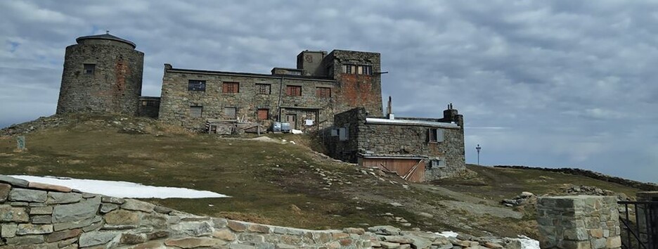 Настоящее лето: на горе Поп Иван растаял снег - фото