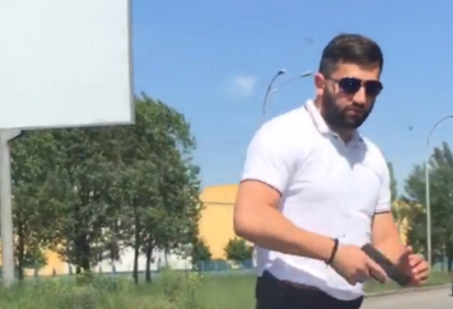 Вооруженный охранник Ляшко угрожал водителю во время дорожного конфликта - видео - фото 1