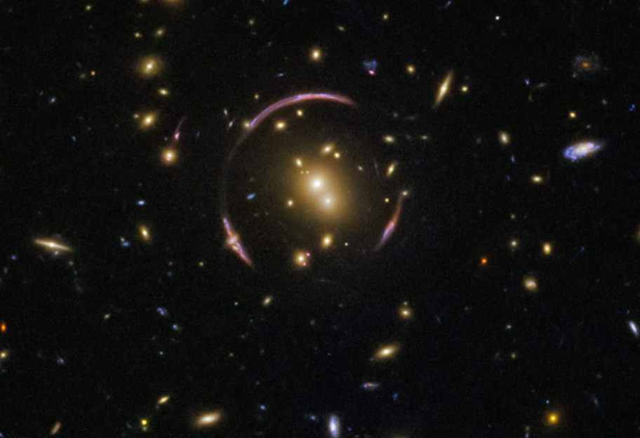 Далекое кольцо Эйнштейна  - ученые высчитали расстояние до космического гало - фото 1