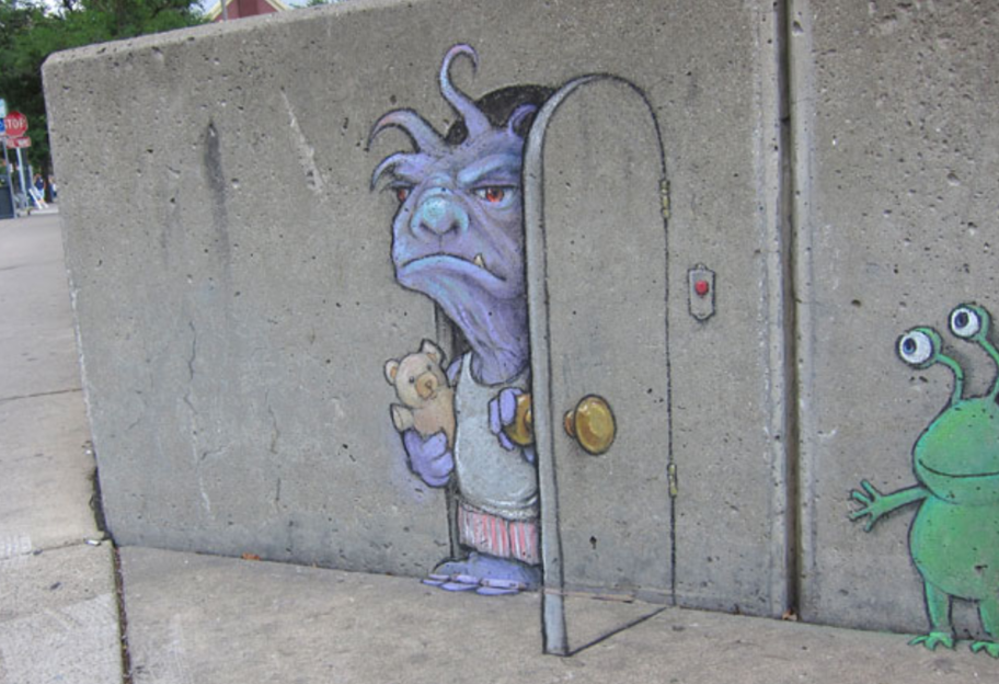 «Рисовать где угодно и чем угодно»: уличный художник разукрасил улицы городов цветными мелками - видео - фото 1