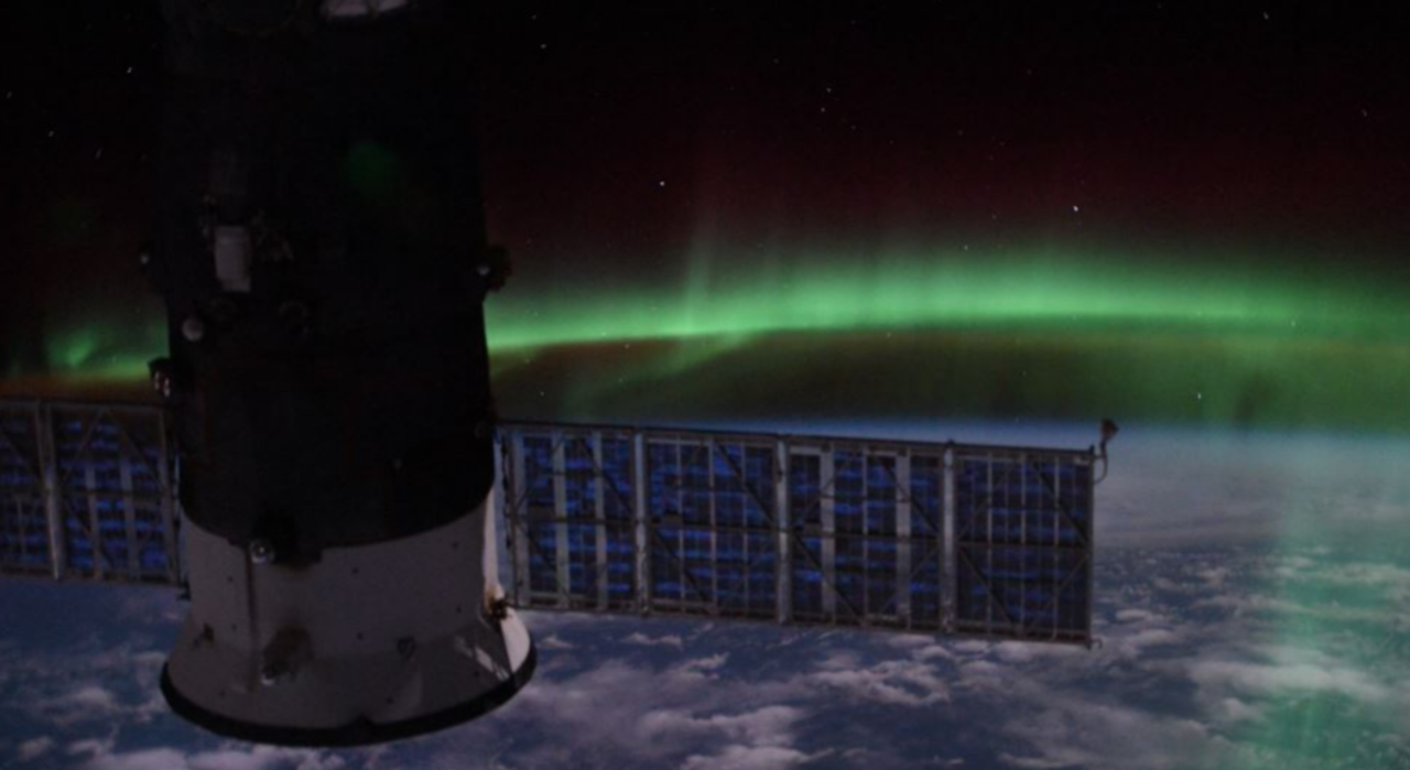 Завораживающее зрелище: астронавт NASA показал снимки полярного сияния из космоса - фото фото