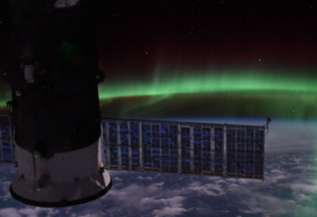 Завораживающее зрелище: астронавт NASA показал снимки полярного сияния из космоса - фото