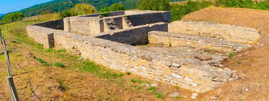 Хотел «переписать историю»: в Испании осудили известного археолога, подделавшего древние артефакты