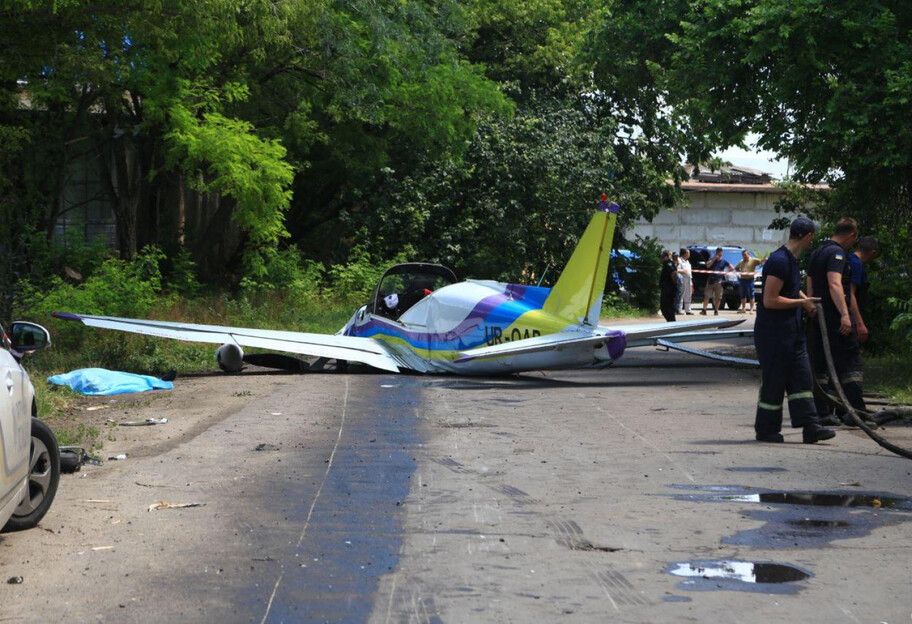 ЧП в Одессе - упал легкомоторный самолет Дельфин - фото 1