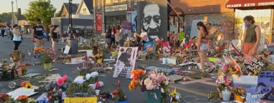 Зарождается новая церковь: на место гибели Флойда приходят паломники посмотреть на «чудеса» - фото, видео