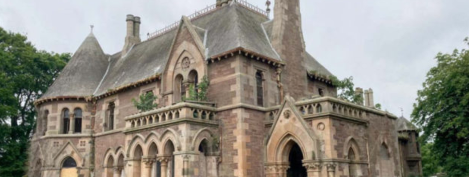 Опасный и таинственный: в Шотландии выставили на продажу готический замок за один фунт - фото