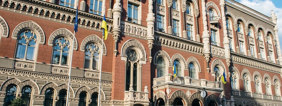 Гривня слабеет: Нацбанк понизил курс национальной валюты к доллару