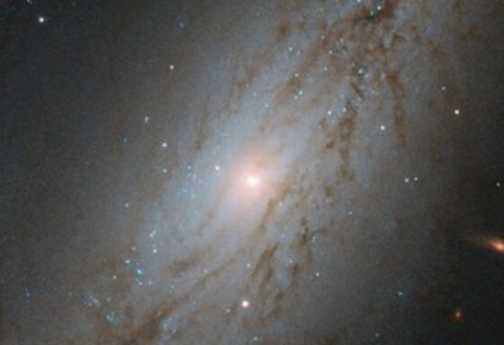 «Убегающая» галактика: астрономы получили уникальные снимки из соседнего созвездия - фото