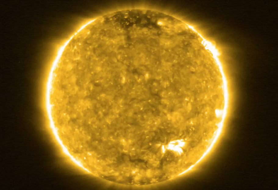Снято с рекордного расстояния: NASA опубликовало уникальное фото Солнца  - фото 1