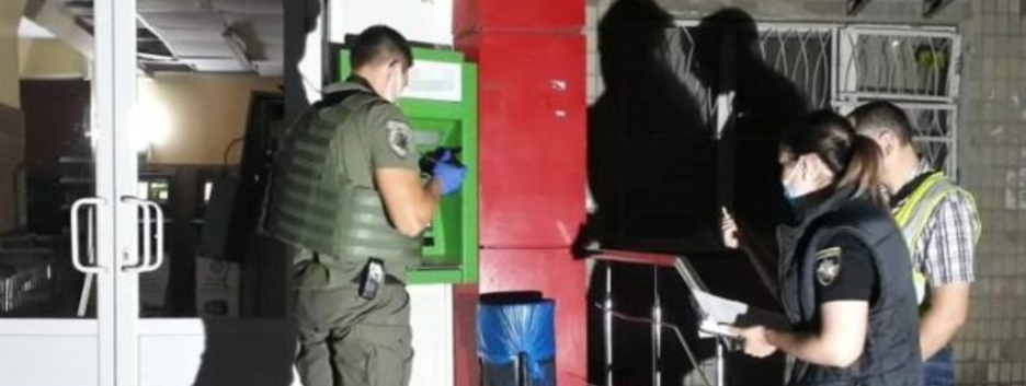 Ограбление в Киеве: на Подоле неизвестные взорвали и обокрали банкомат - фото