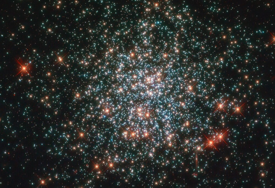 Телескоп Хаббл прислал снимок уникального звездного скопления - фото 1