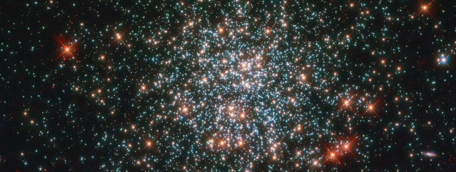 Астрономическое «угощение»: телескоп Хаббл прислал снимок уникального звездного скопления - фото