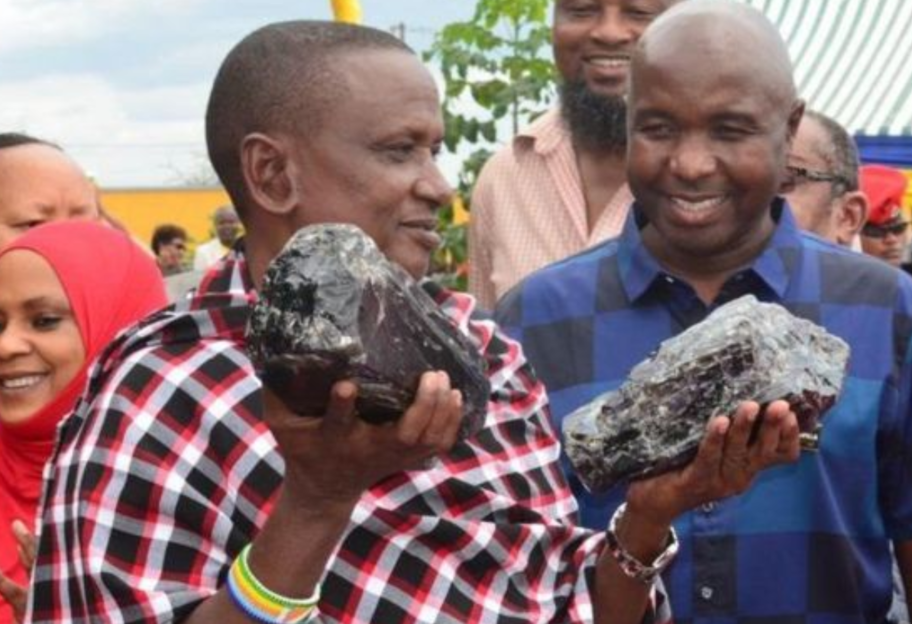 Заработал миллионы - шахтер в Танзании второй раз нашел крупный драгоценный минерал - фото 1