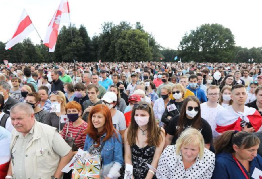 В Минске собрался массовый митинг в поддержку оппонентки Лукашенко - фото 1