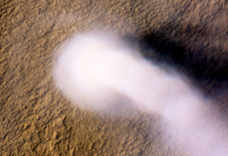 Марсианское чудо - ученые обнаружили гигантское облако из водяного льда на Красной планете - фото 1
