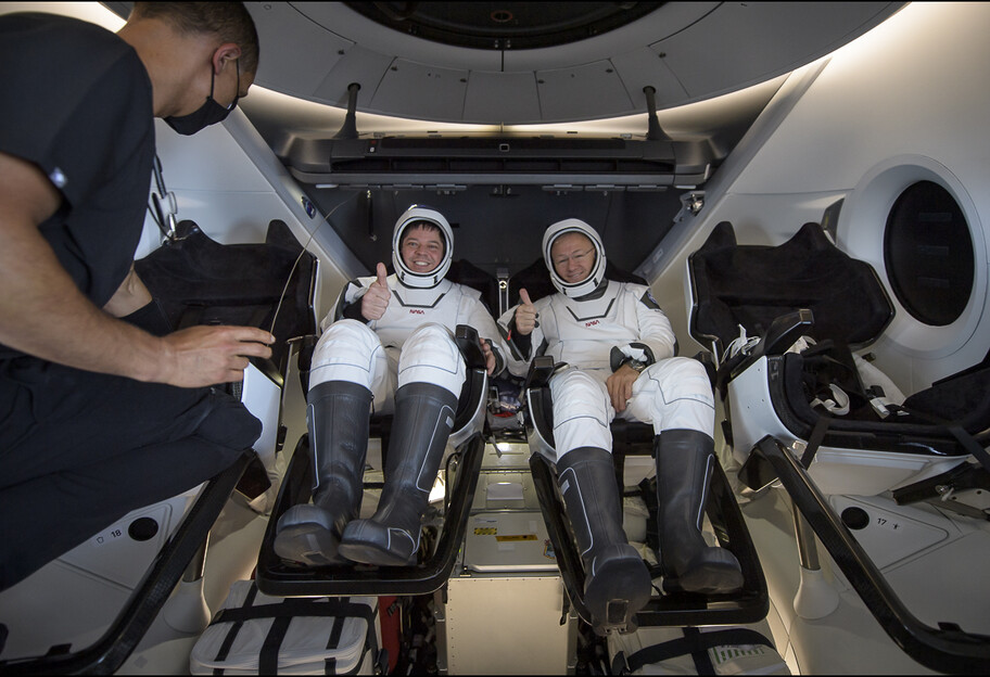 Crew Dragon з астронавтами повернувся з МКС на Землю - фото, відео - фото 1