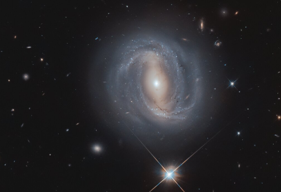Уникальная спиральная галактика - телескоп Hubble прислал снимки Волос Вероники - фото 1