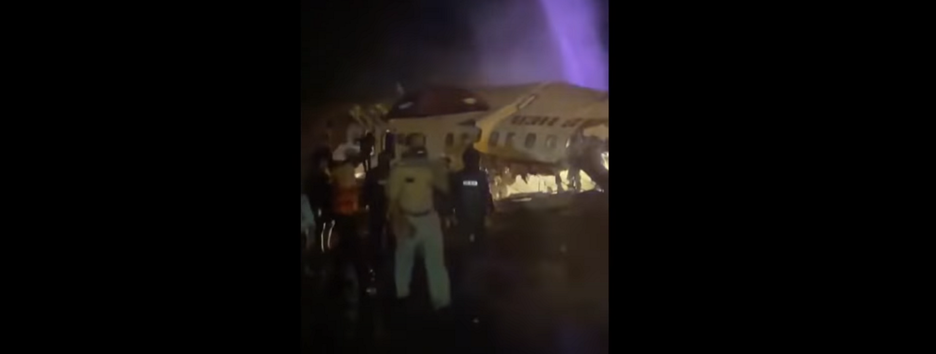 В Индии пассажирский самолет выкатился за пределы взлетной полосы, есть погибшие - фото, видео