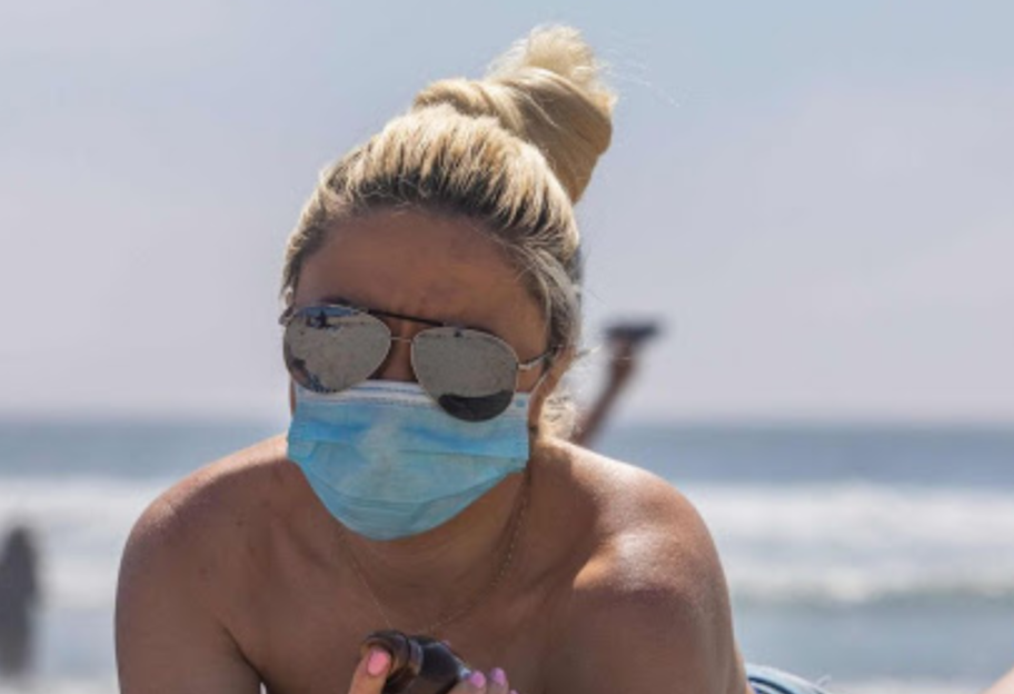Жара в эпоху пандемии - врачи рассказали, как носить защитную маску в зной - фото 1